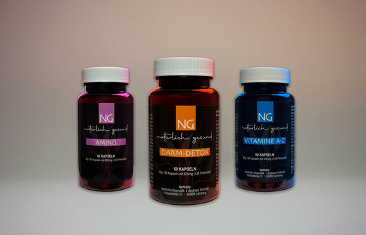 Drei Produktdosen, im Vordergrund das Darm-Detox mit der Farbe orange, links im Bild Amina mit der Farbe lila und auf der rechten Seite steht das Vitamin A-Z in der Farbe blau
