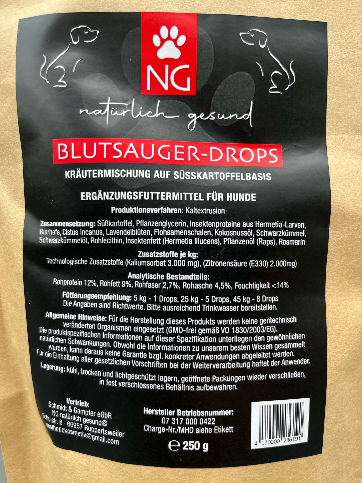 Braune Produktpackung mit schwarzem Etikett und roter Aufschrift Blutsauger-Drops